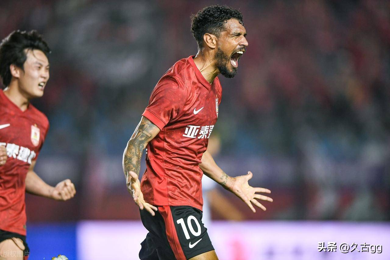 转折点!斯图加特单刀错失,葡超转会期攻防权衡,引发热议,临场指挥获称赞 转折点!斯图加特单刀错失,葡超转会期攻防权衡,引发热议,临场指挥获称赞