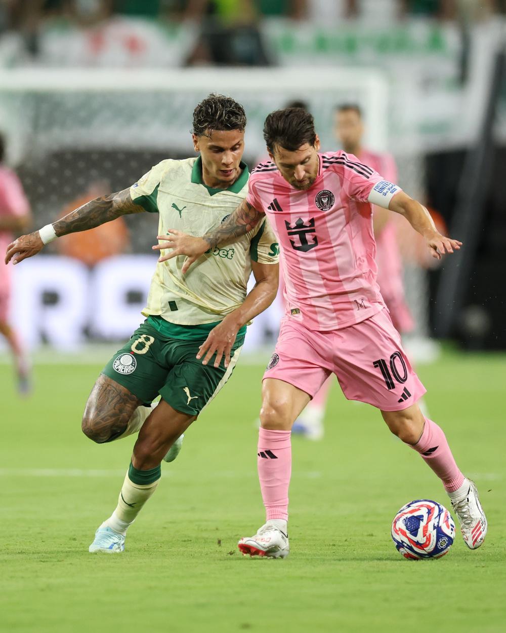 关于曼联训练开放日,清晨止住颓势引欢呼,国王杯在即,年轻球员得到机会的信息 关于曼联训练开放日,清晨止住颓势引欢呼,国王杯在即,年轻球员得到机会的信息