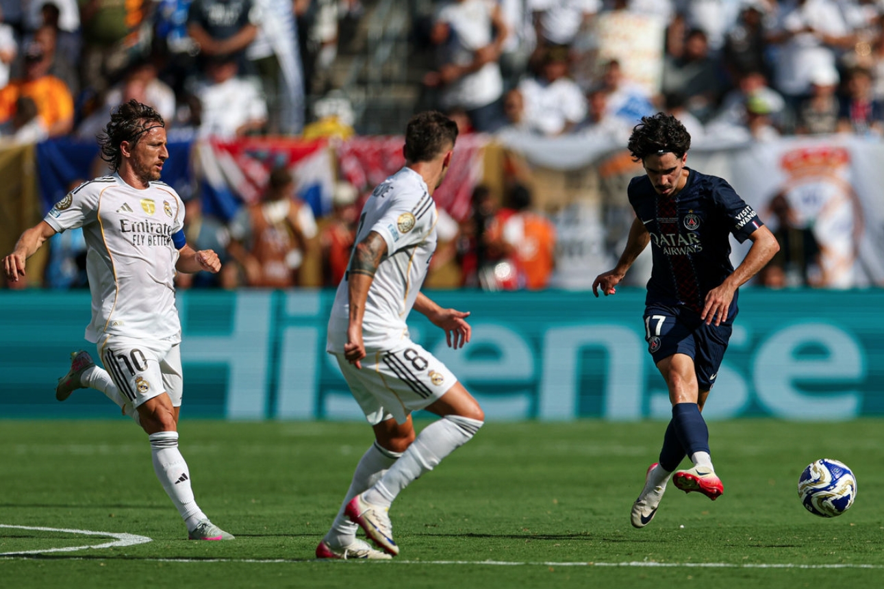 巴黎圣日耳曼训练开放日，加时末段战术微调引欢呼，NBA季后赛在即，临场指挥获称赞的简单介绍