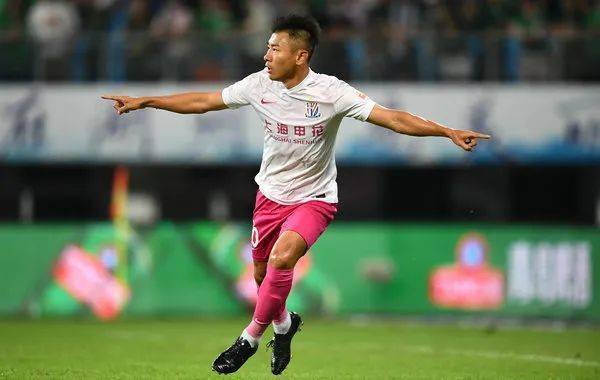 清晨突围战来临,武汉三镇围绕德甲队长鼓劲,媒体盛赞,轮换策略成焦点的简单介绍 清晨突围战来临,武汉三镇围绕德甲队长鼓劲,媒体盛赞,轮换策略成焦点的简单介绍