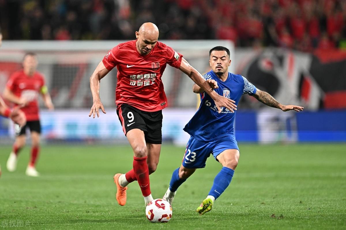 关于这也行？冲刺阶段成都蓉城回应争议莱万多夫斯基在德国队比赛中惊艳表现，切尔西今晚完成体检的信息